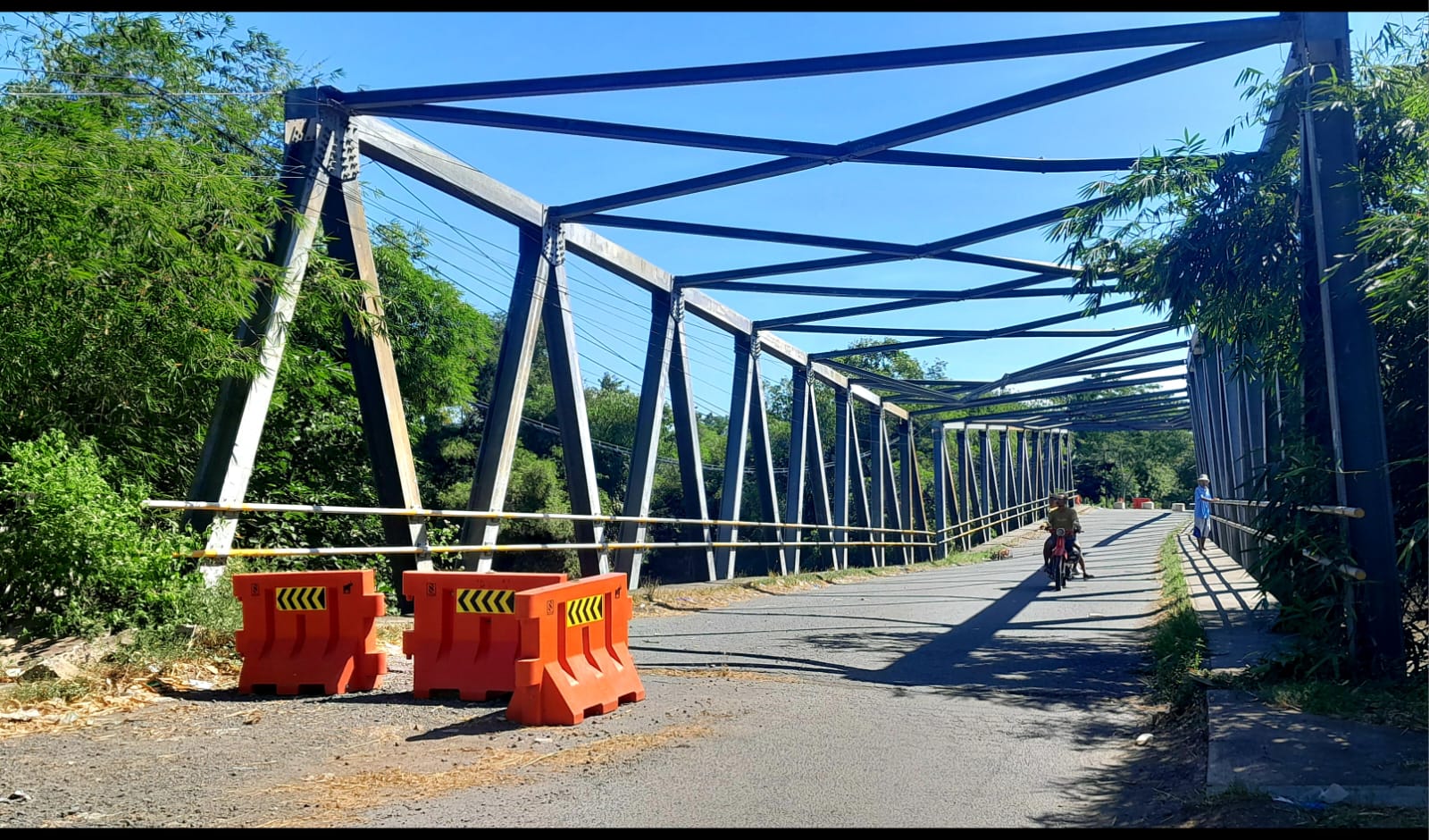 SEGERA DIBANGUN ULANG: Jembatan Bakong, penghubung dua desa dan dua kecamatan yakni Desa Kebon Ayu dan Desa Lembar yang roboh akibat luapan air sungai akan diperbaiki tahun ini.