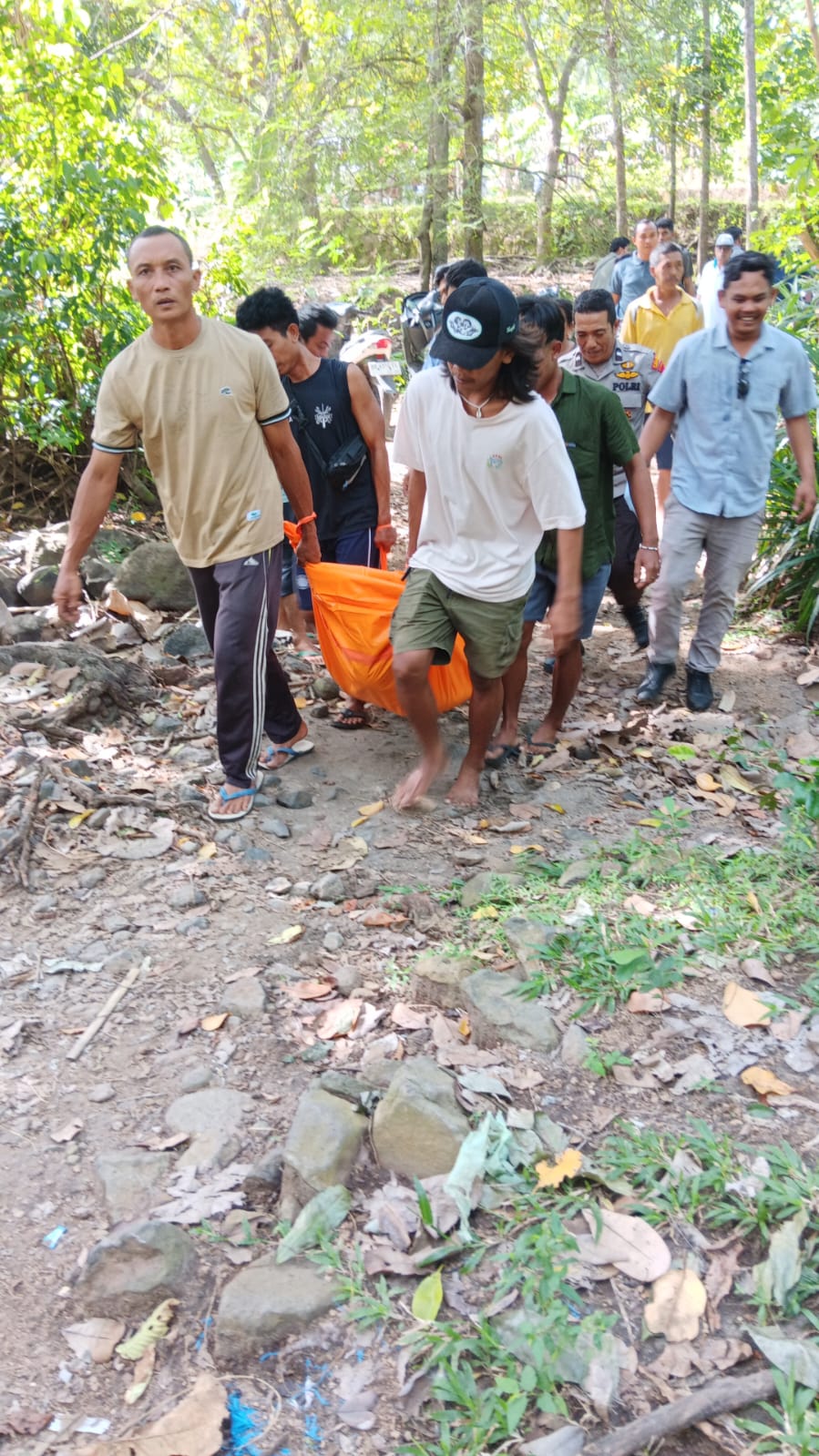 petugas bersama warga mengevakuasi mayat pria yang ditemukan tewas tergantung di pohon mangga