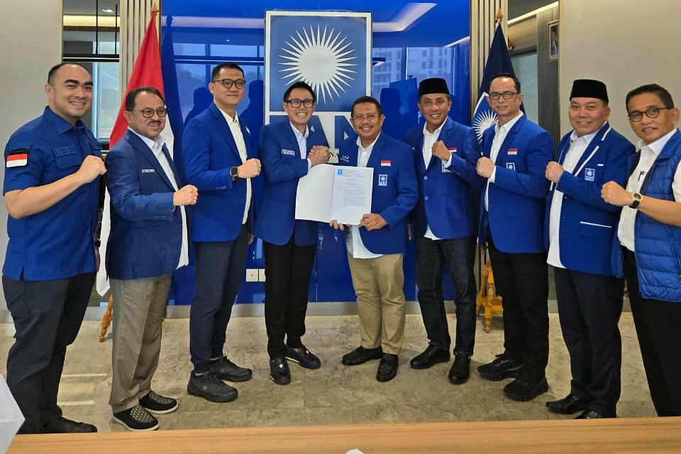 TERIMA SK: Bupati Lombok Barat sekaligus Ketua DPW PAN NTB Lalu Ahmad Zaini (lima dari kanan) menerima SK kepengurusan dari Sekjen PAN Eko Hendro Purnomo (empat dari kiri) di Kantor DPP PAN Jakarta.