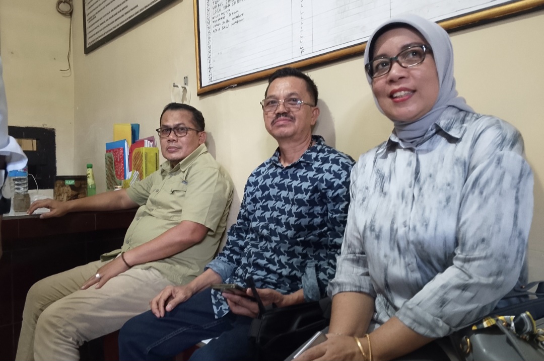 KASUS HUKUM: Tersangka korupsi pengadaan masker Wirajaya Kusuma (kiri) didampingi penasihat hukumnya Burhanudin (tengah) saat hendak ditahan di Mapolresta Mataram, Senin (14/7).