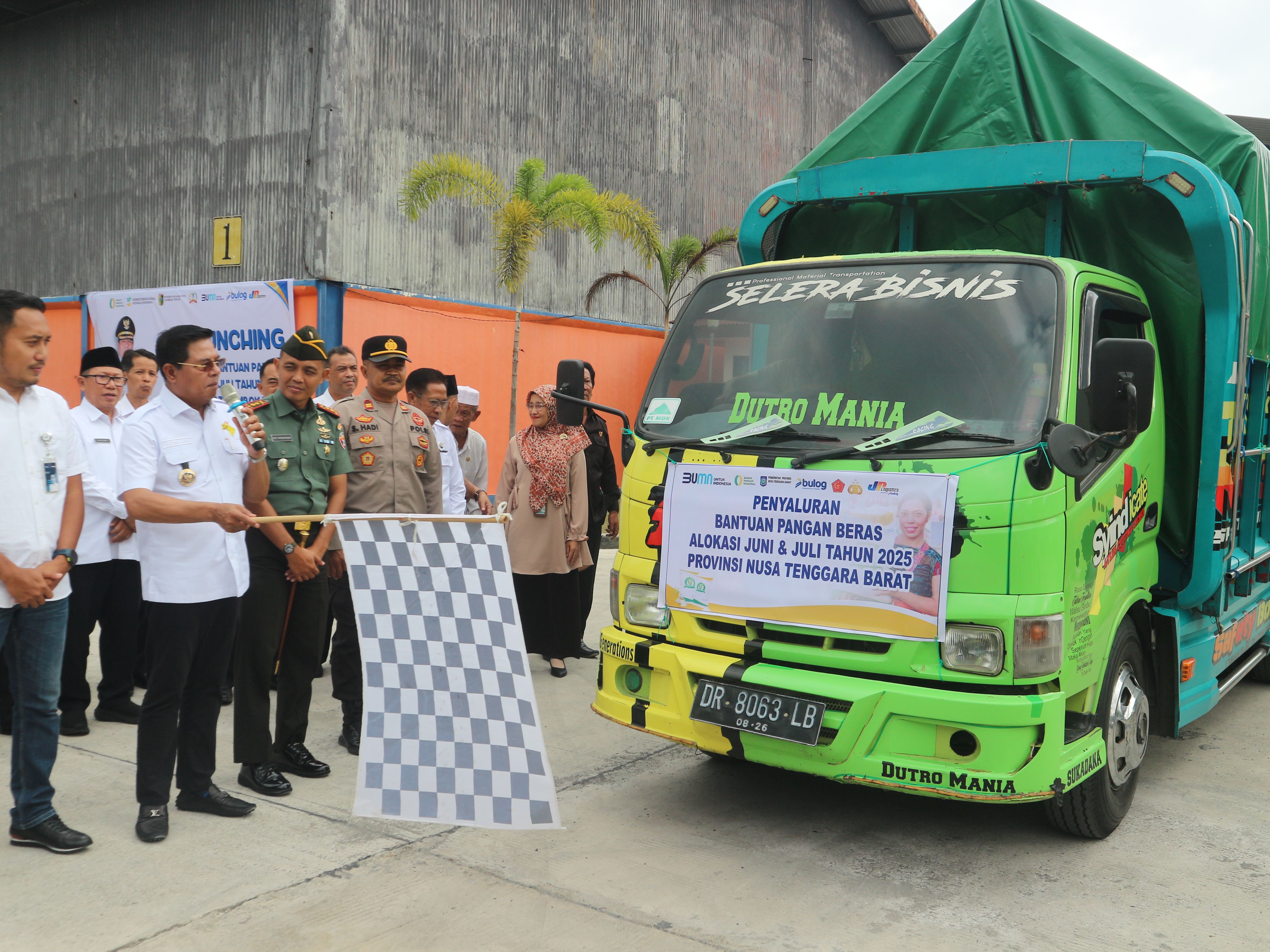 Bupati Lombok Timur Haerul Warisin saat melepas truk pengangkut bantuan pangan kepada masyarakat di  gedung Bulog Lotim, Rabu (16/7)