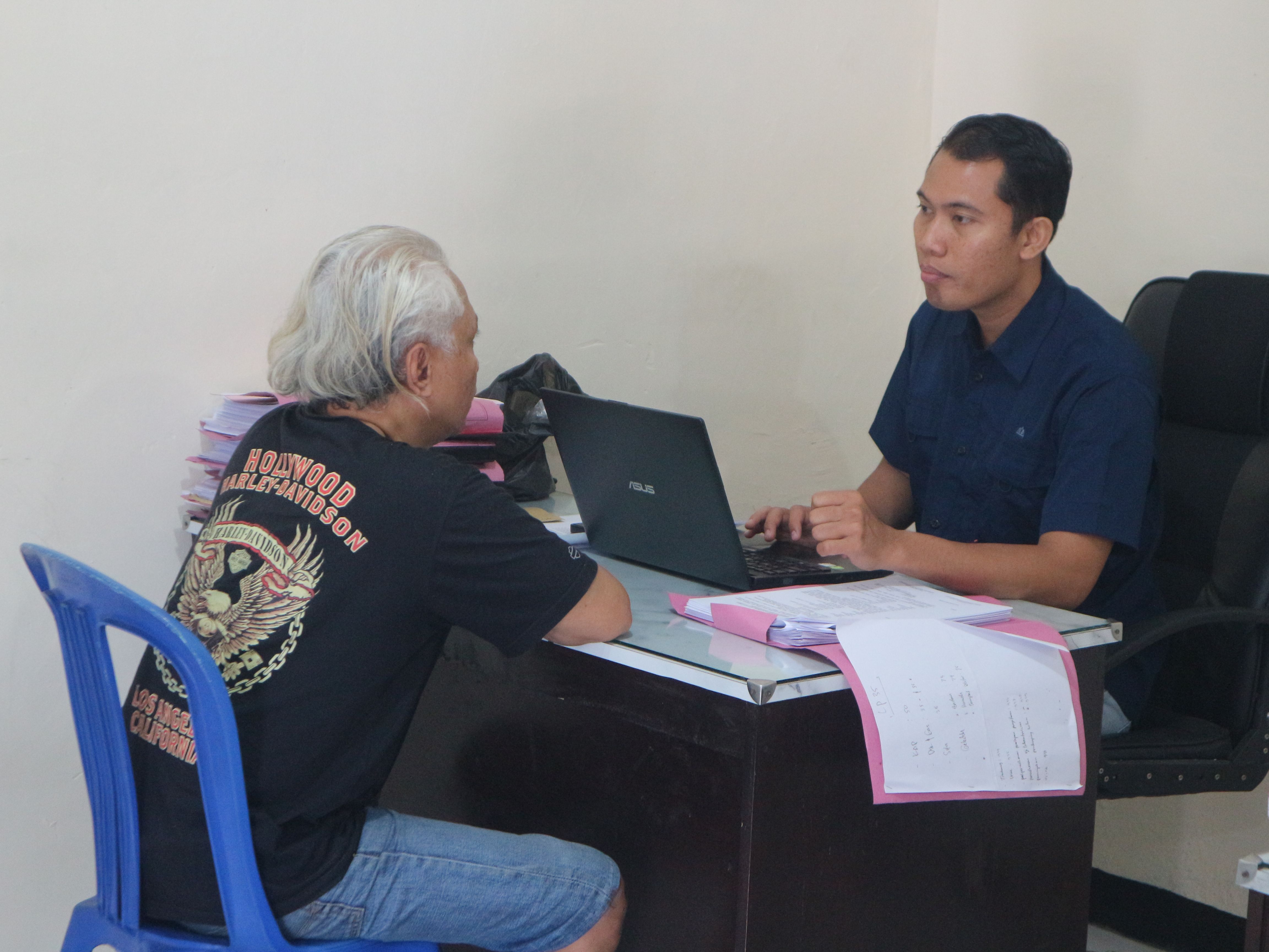 Salah satu terduga pengedar narkoba saat dimintai keterangan di Polres Lotim, Rabu (16/7).