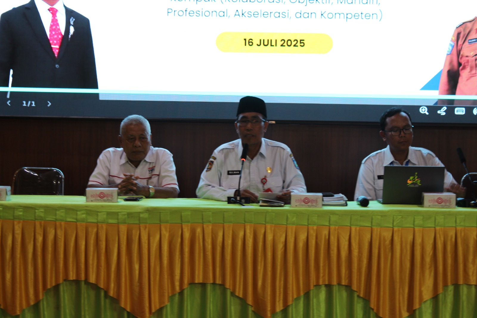 Kepala SMKN 3 Mataram Sulman Haris (tengah) membuka rapat awal tahun ajaran di aula sekolah setempat, Rabu lalu (16/7).