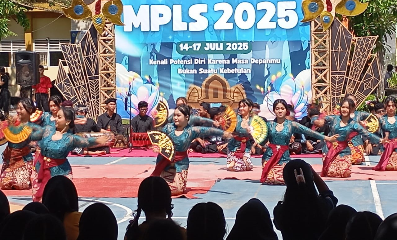 Siswa SMAN 3 Mataram yang tergabung dalam ekskul DYS menampilkan demonstrasi tarian singkat pada MPLS di lapangan sekolah setempat, Rabu lalu (16/7).