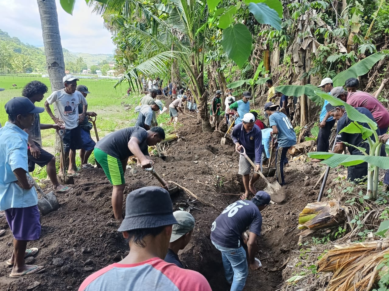 Warga di Kecamatan Ambalawi, Bima memperbaiki saluran irigasi yang tertimbun lumpur banjir, belum lama ini.