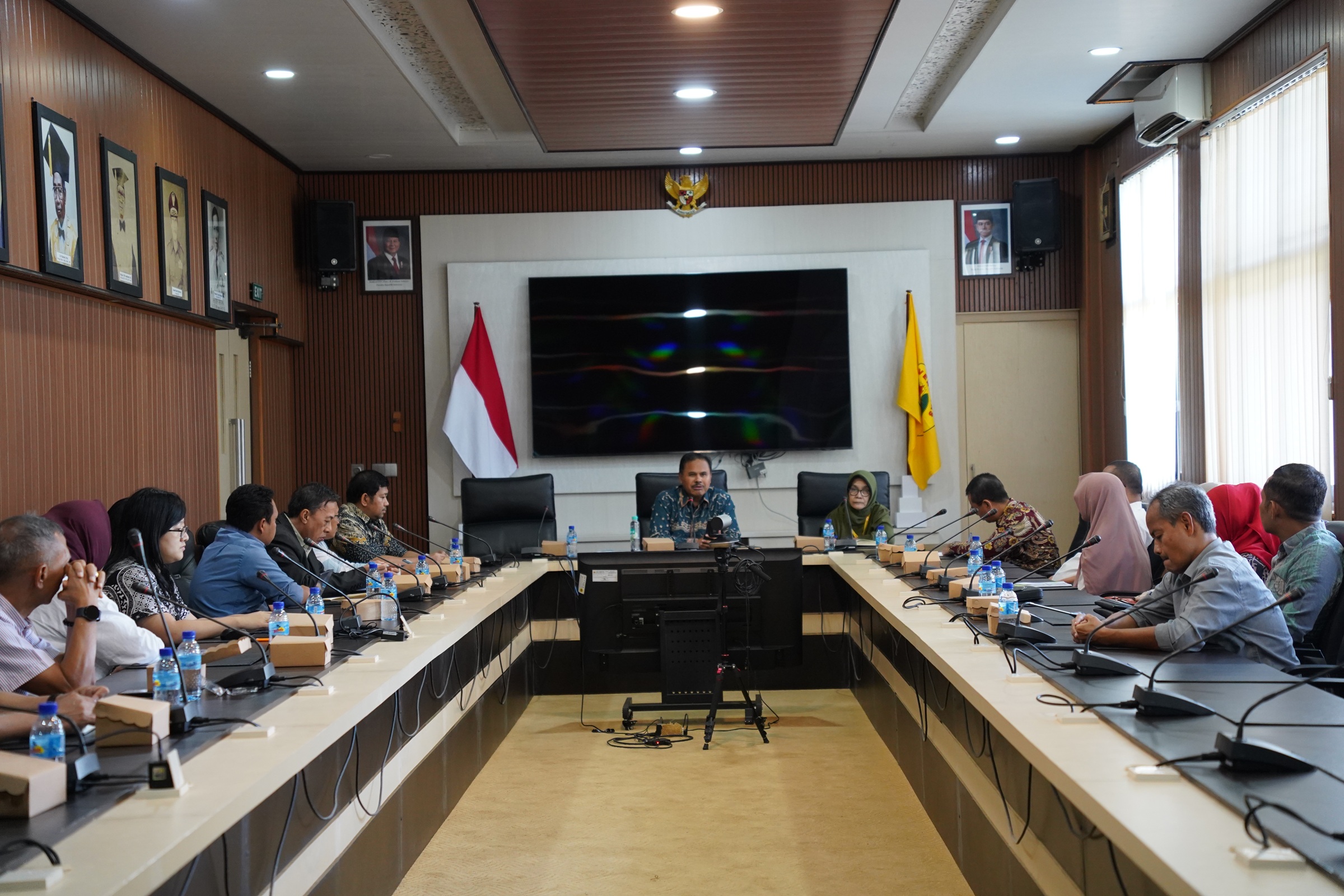 JALIN KERJA SAMA: Jajaran Rektorat UBG bersama jajaran Rektorat UNRAM bekerjasama dalam penerimaan Camaba Prodi Kedokteran, di Kampus Unram, Rabu (16/7).