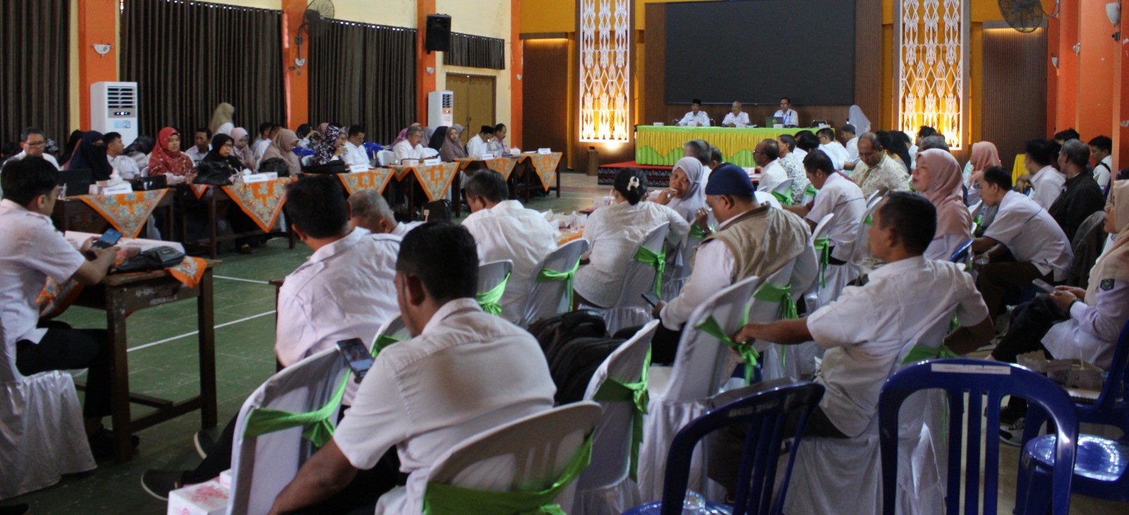 Puluhan guru SMKN 3 Mataram melaksanakan rapat awal tahun ajaran di aula sekolah setempat, Rabu lalu (16/7).