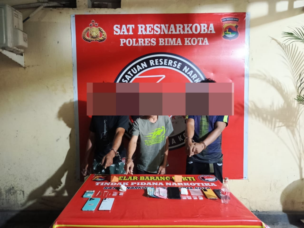 Tiga pengedar narkoba diamankan bersama barang bukti sabu dan lainnya di Polres Bima Kota, Rabu (16/7).