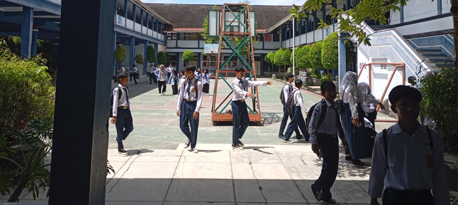 Sejumlah siswa SMPN 15 Mataram bermain saat jam istirahat, belum lama ini.