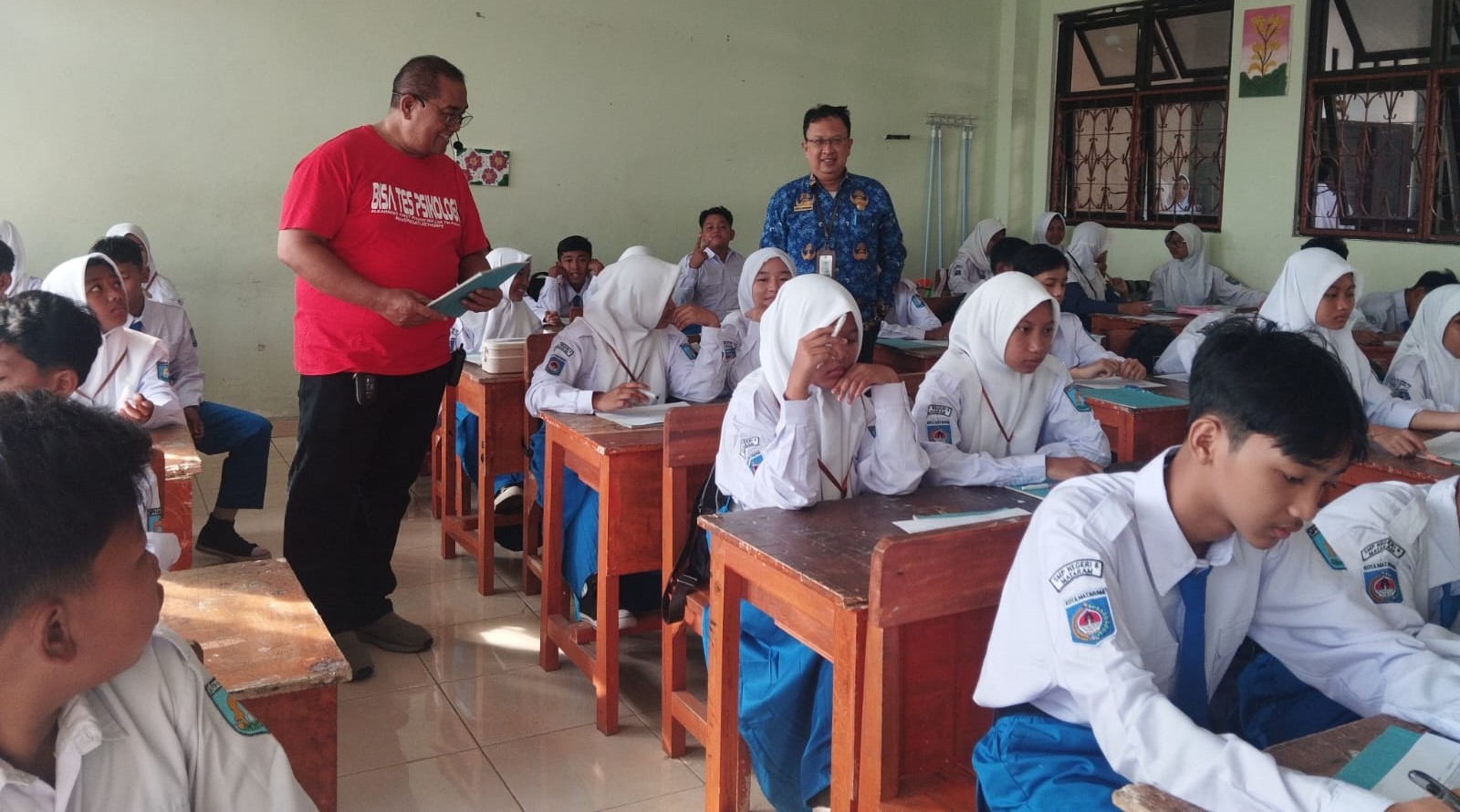 Siswa baru SMPN 6 Mataram didampingi guru mengikuti tes IQ dan minat bakat di sekolah setempat, Rabu lalu (16/7).