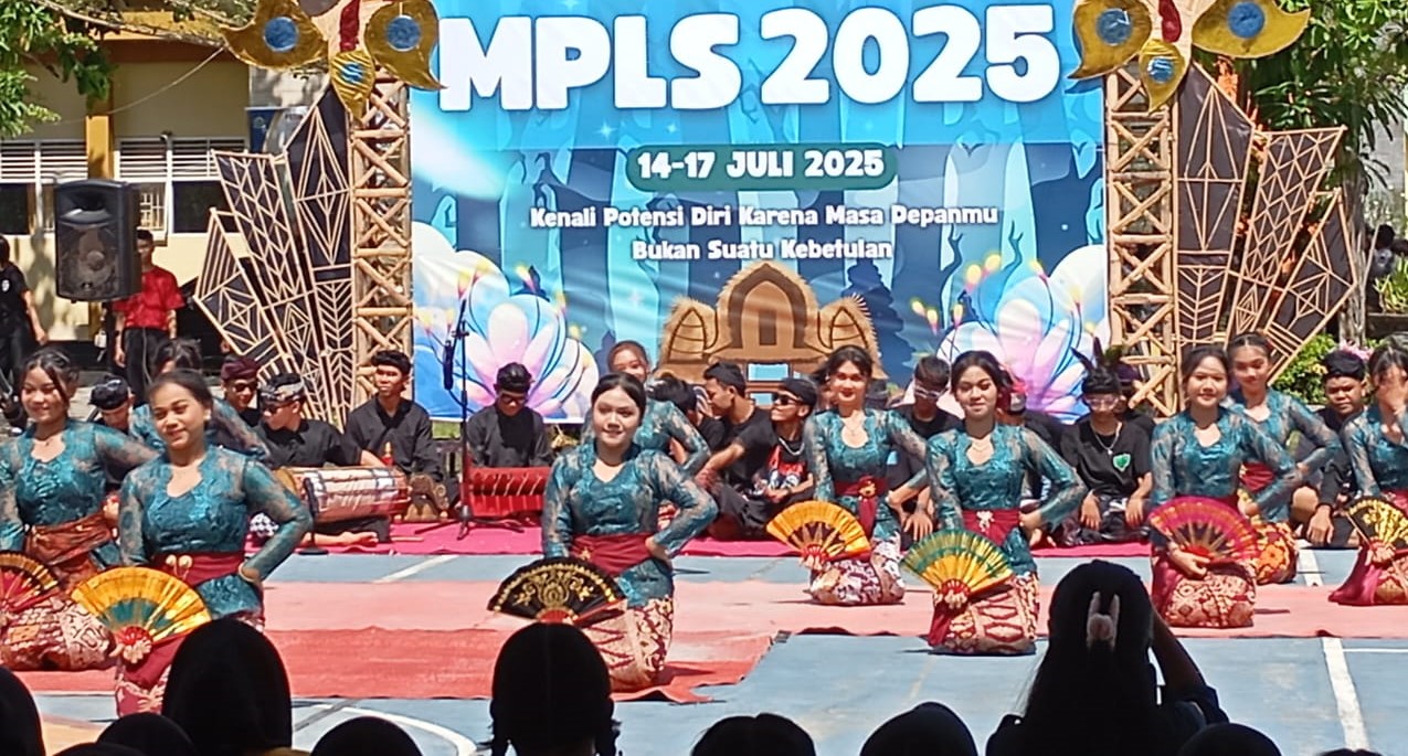 Siswa SMAN 3 Mataram yang tergabung dalam ekskul DYS menghibur para siswa baru pada MPLS di lapangan sekolah setempat, Rabu lalu (16/7).