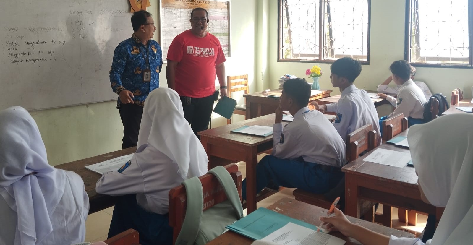 Plt Kepala SMPN 6 Mataram Cahyo Wirawan didampingi guru melihat tes IQ dan minat bakat siswa baru di sekolah setempat, Rabu lalu (16/7).