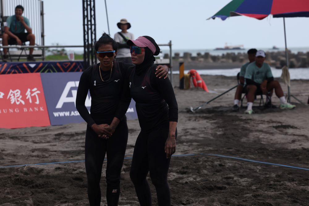 Atlet voli pantai NTB Desi Ratnasari bersama pasangannya Nur Atika Sari membawa kemenangan perdananya bagi Indonesia di AVC Beach Tour Pingtung Open 2025.