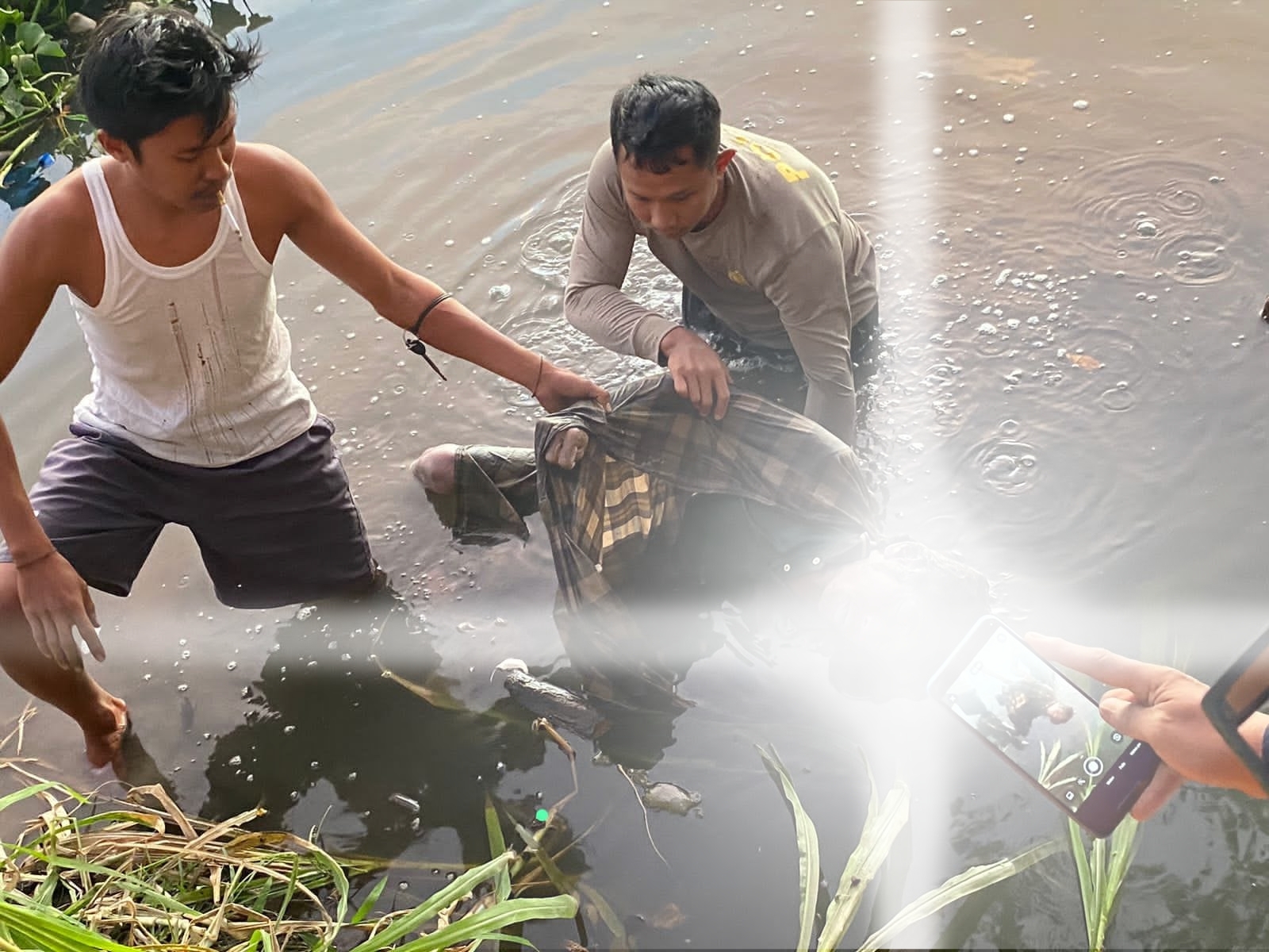 Polisi evakuasi mayat laki-laki tanpa identitas di Bendungan Batujai, Panjisari, Praya, Lombok Tengah, Jumat (18/7).