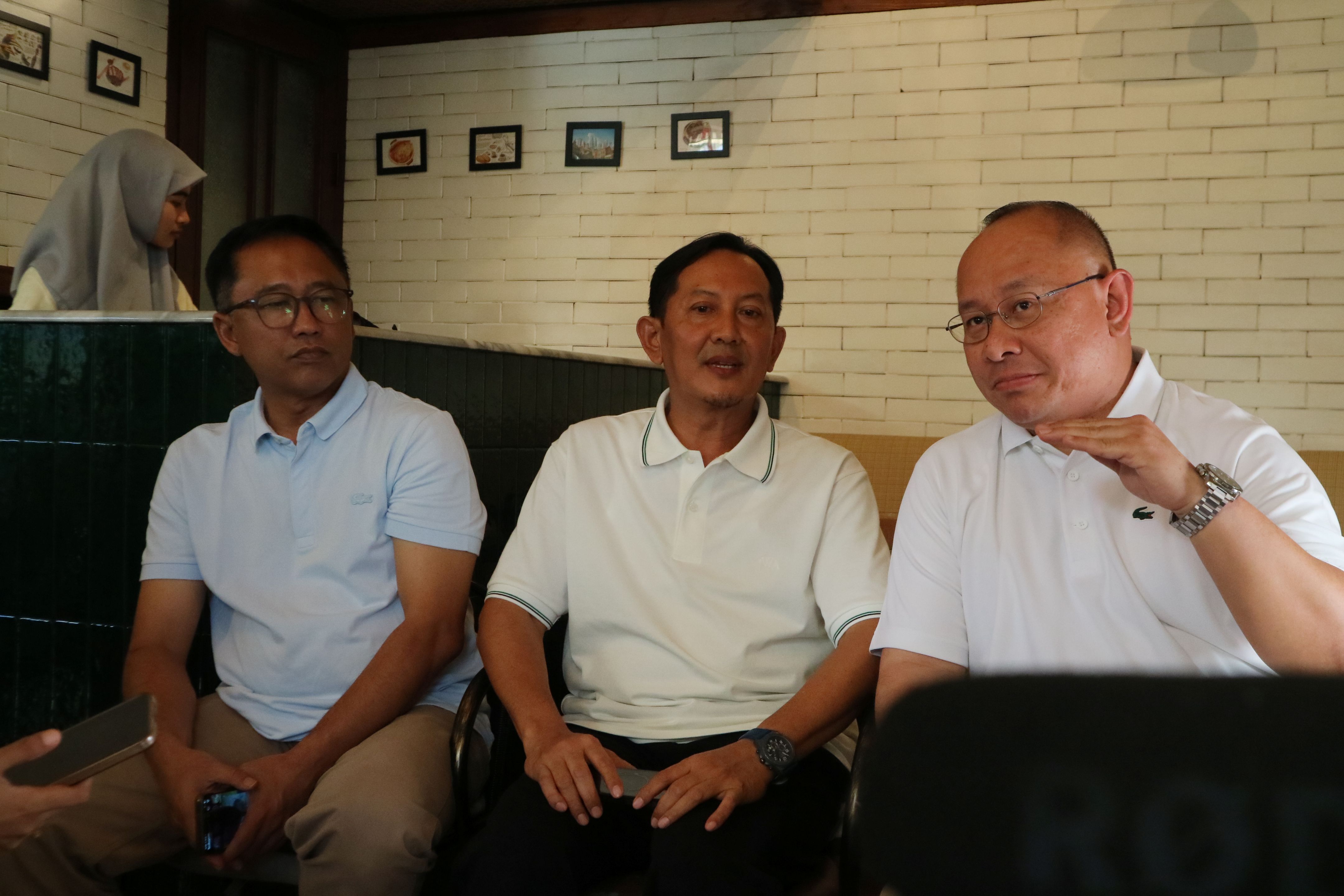 Direktur Operasi ITDC Troy Reza Warokka (kanan) umumkan pergantian GM The Mandalika, semula dipimpin Wahyu M Nugroho kini diemban Agus Setiawan, saat konferensi pers di Kuta, Mandalika, Jumat (18/7)
