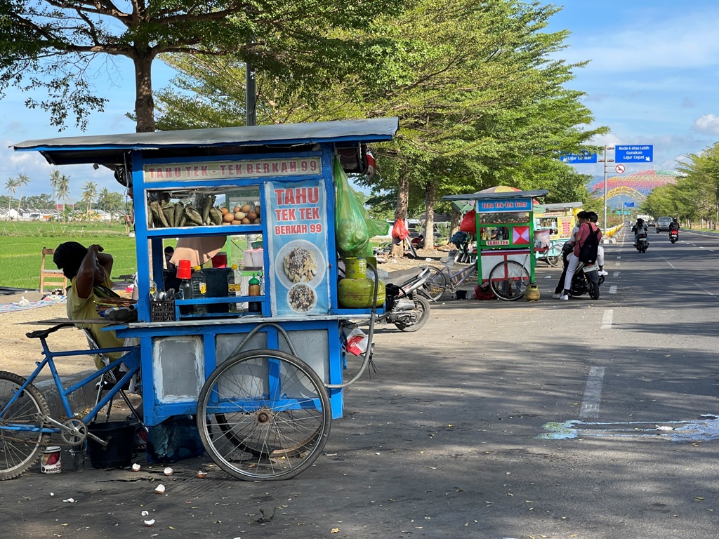 MANGKAL: Gerobak kuliner Tahu Tek-Tek yang berjejer di jalur masuk Baypass BIL sisi timur, Kota Mataram, Kamis (17/7).