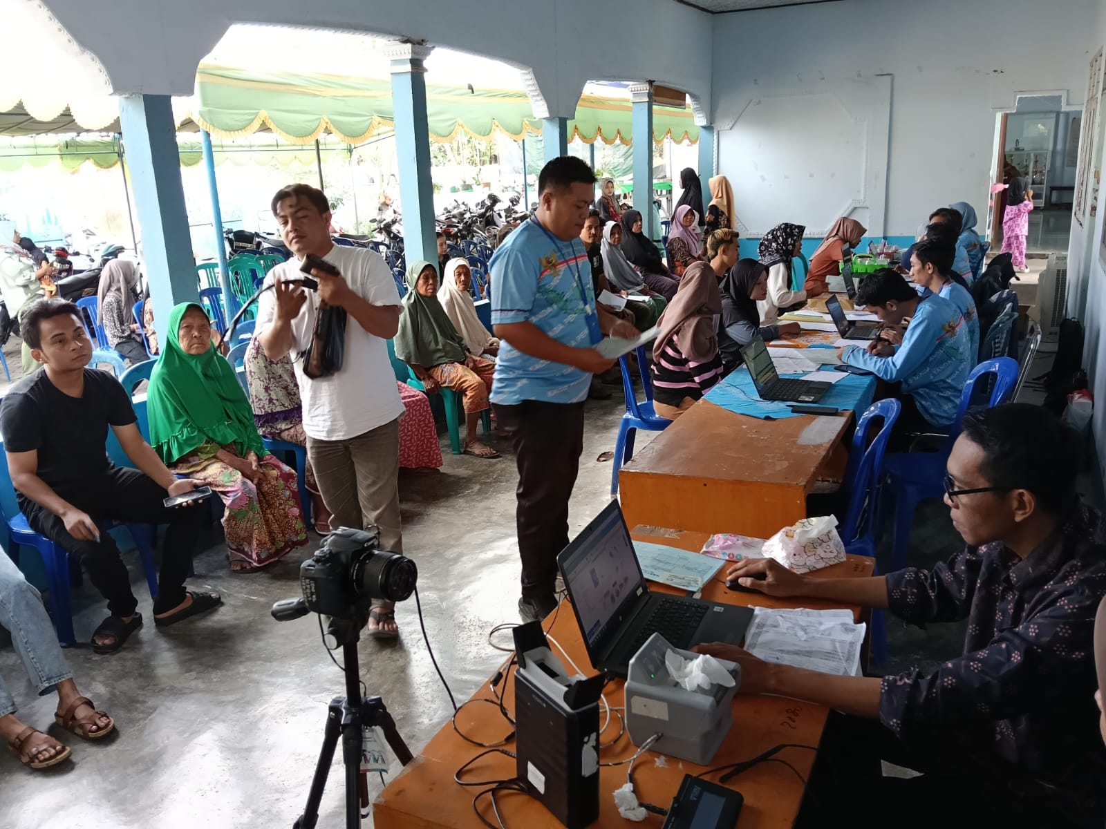 BERI PELAYANAN: Tim dari Dinas Dukcapil Lobar saat memberikan pelayanan kepada Dusun Lilin, Desa Giri Tembesi, Kecamatan Gerung.