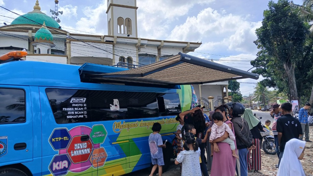 JEMPUT BOLA: Tim Dinas Dukcapil Mataram saat melakukan pendataan terkait adminduk di titik korban banjir, Jumat (17/7).&nbsp;