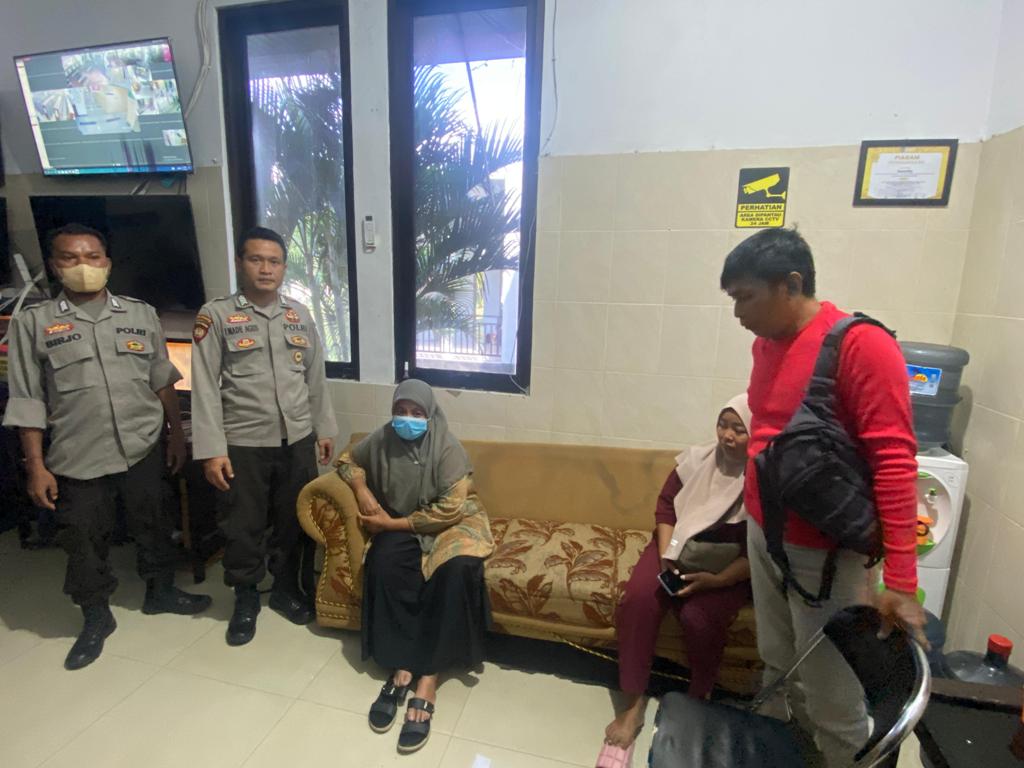 DIAMANKAN POLISI: Seorang guru madrasah berinisial IA (gunakan masker) ditangkap polisi setelah ketahuan mencuri di RSUP NTB, Kamis (17/7).&nbsp;