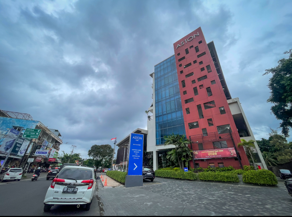 SIAP MENYAMBUT: Salah satu hotel berbintang di tengah Kota Mataram siap menyambut kedatangan peserta Fornas VIII.&nbsp;