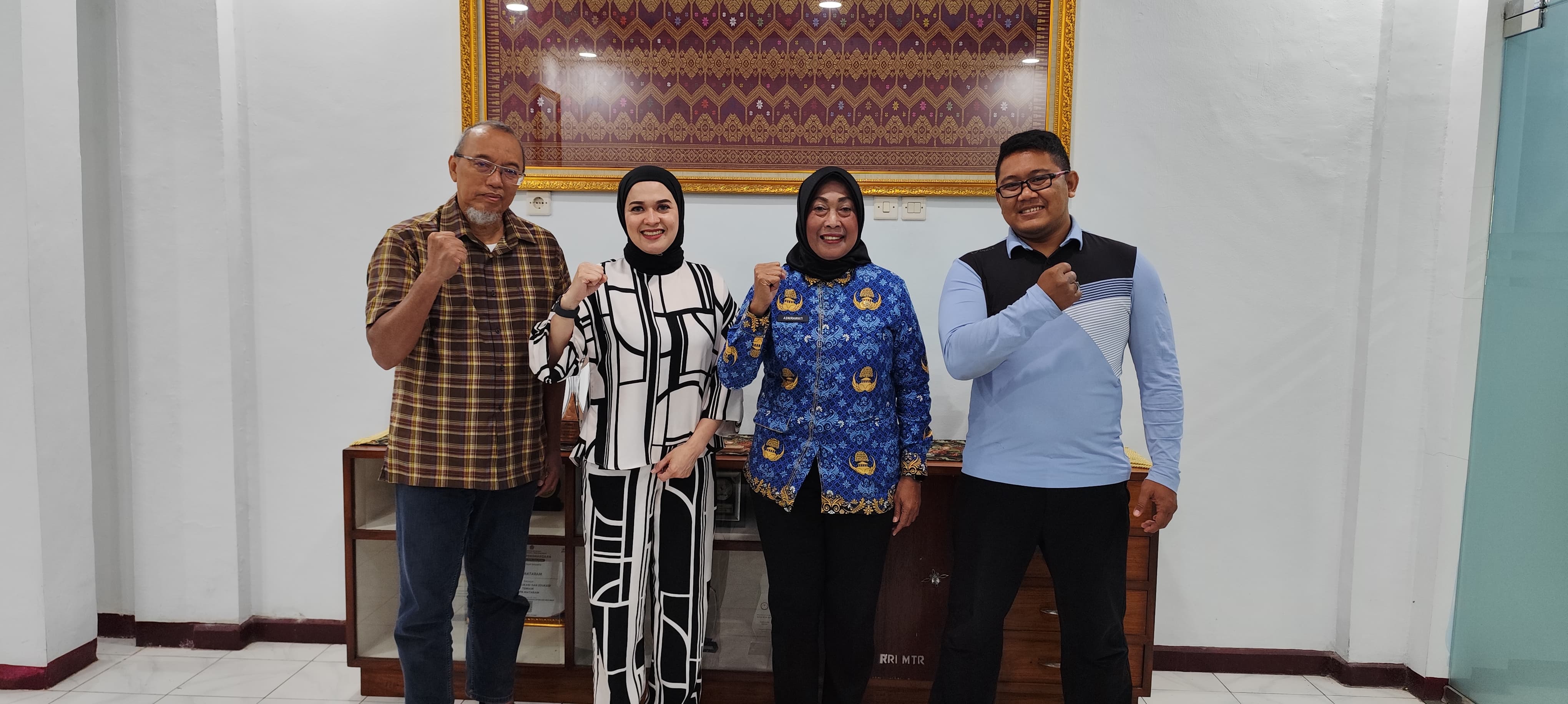 Wasekjen PB Ferkushi Pangestu Eddy (kiri), Bendahara Umum PB Ferkushi Vibrianti Savitri (dua dari kiri), dan Ketua Pengprov Ferkushi NTB Asnirawati (dua dari kanan) usai dialog, Kamis (17/7).