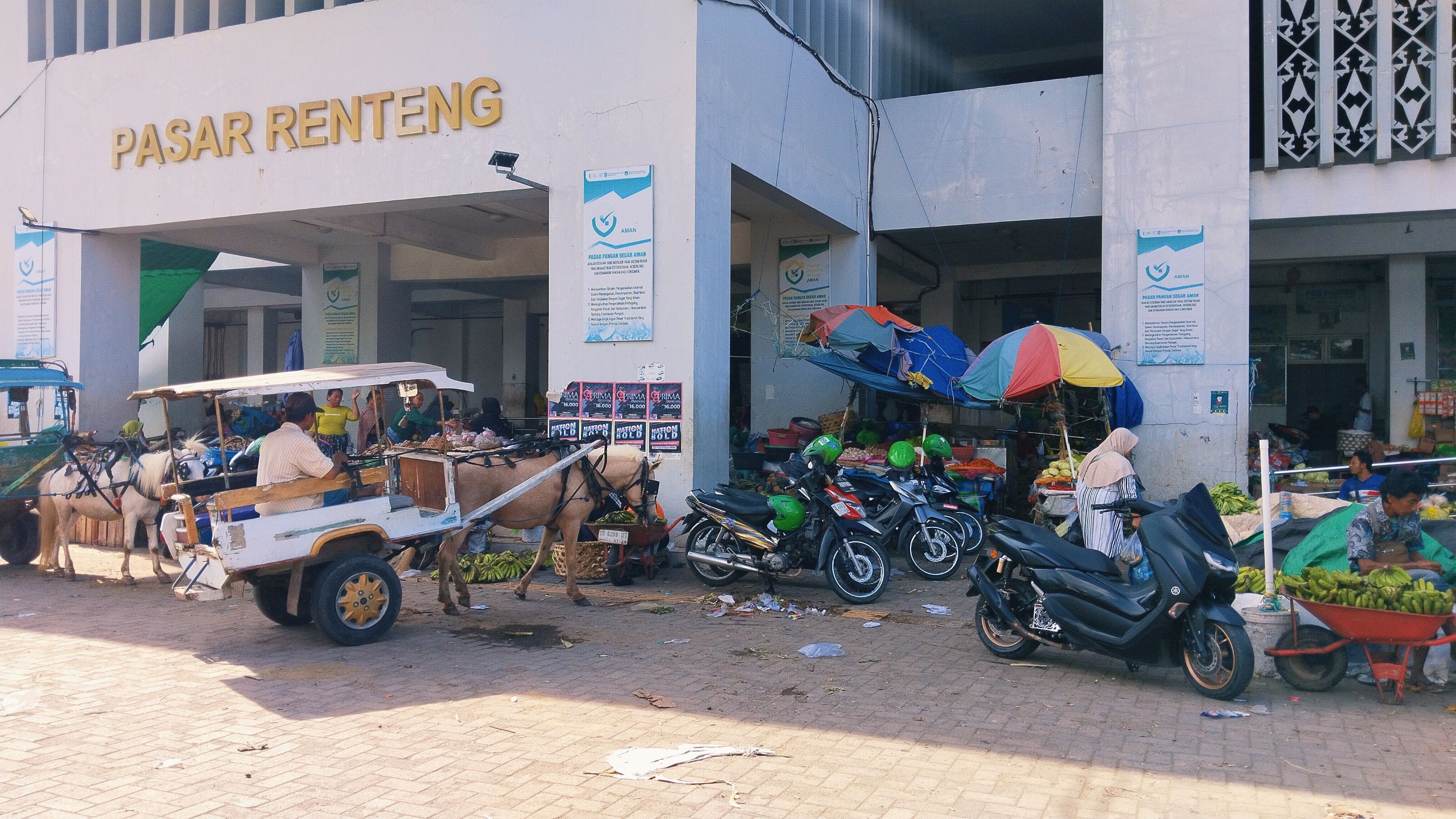 Beginilah aktivitas para pedagang yang berjualan di luar gedung Pasar Renteng, Loteng, Kamis (17/7). Disdag Loteng segera lakukan penertiban pedagang dan kendaraan di sana.