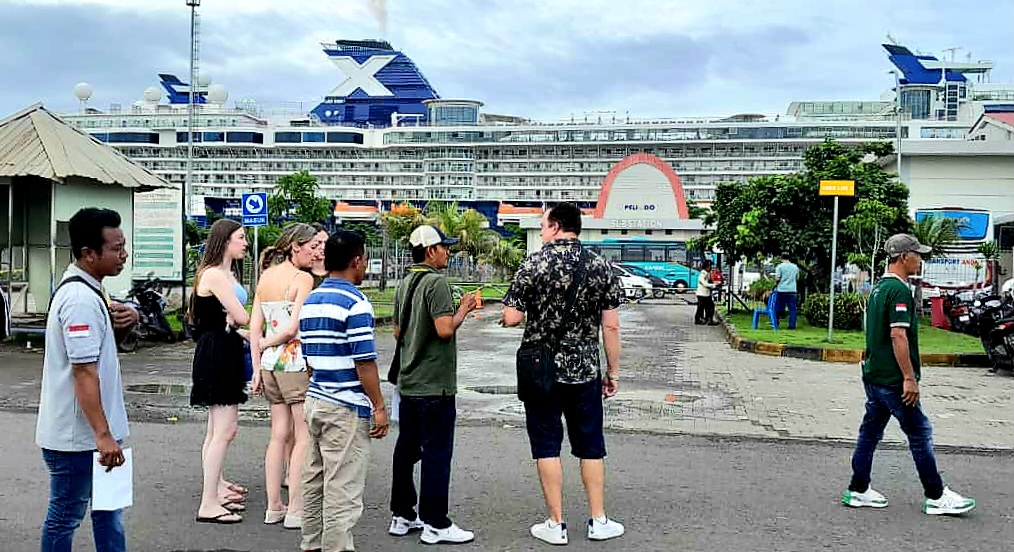HARUS DIMAKSIMALKAN: Sejumlah wisatawan kapal pesiar saat tiba di Pebuhan Gili Mas Pelindo yang ada di Desa Labuan Tereng, Kecamatan Lembar.