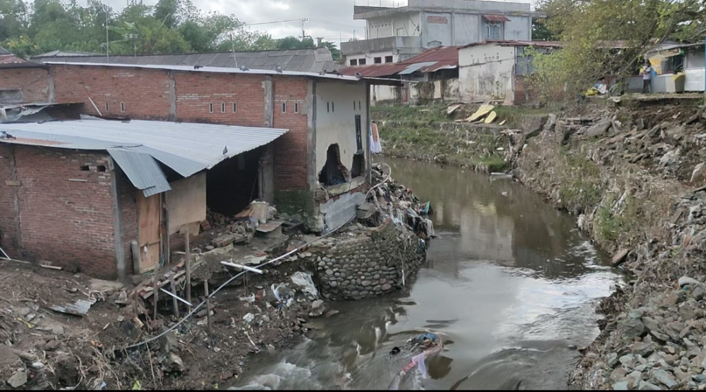 LANGGAR ATURAN: Rumah warga yang berada persis di sempadan sungai terkena terjangan banjir beberapa waktu lalu.&nbsp;