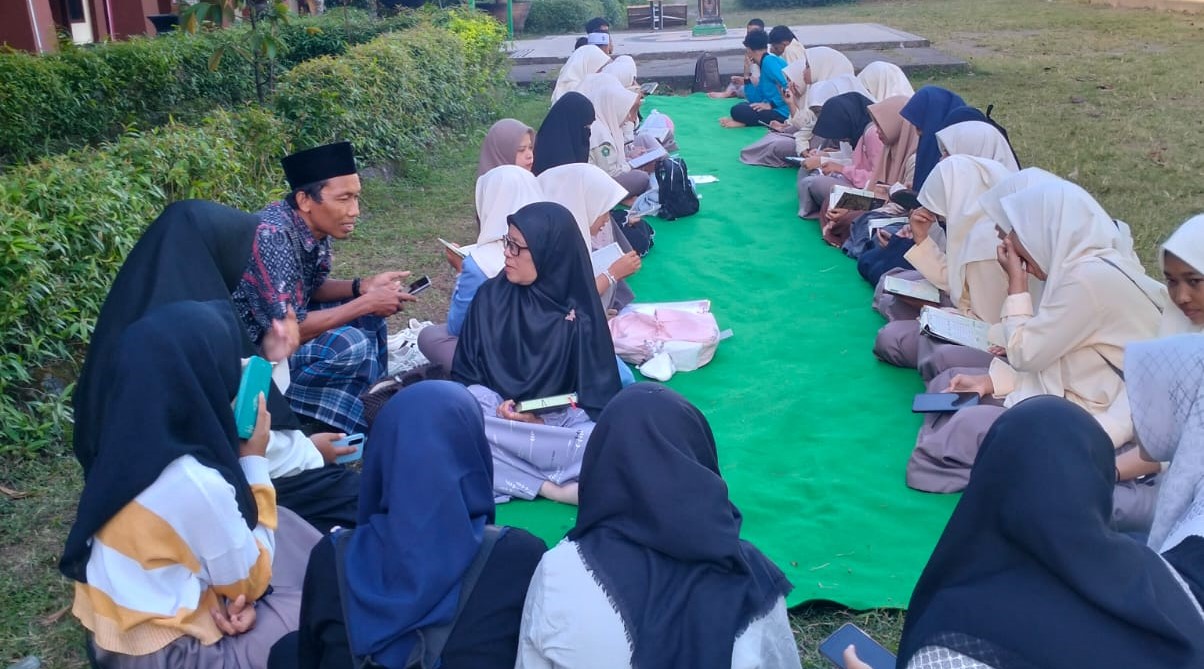 Siswa MAN Lobar yang mengikuti program tahfiz mendapat bimbingan dari pembina tahfiz.
