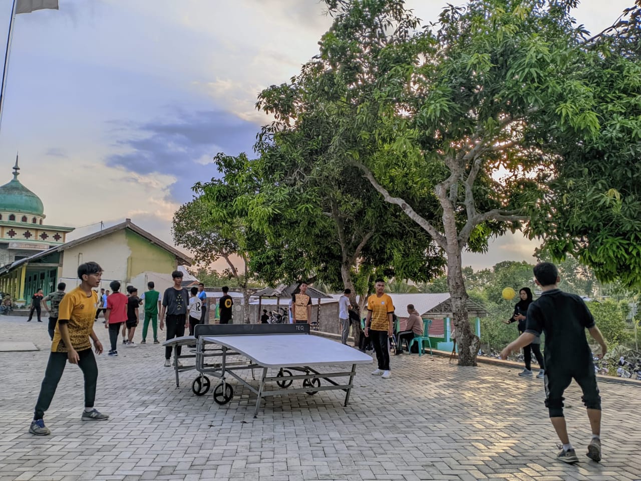 Atlet teqball kabupaten dan kota di NTB menjalani program latihan.
