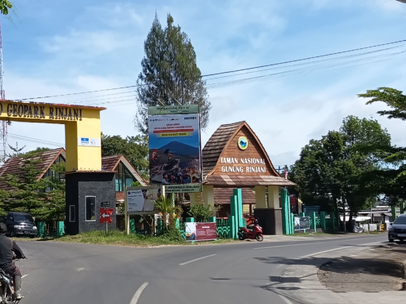 Resor Balai TNGR di Sembalun, Lombok Timur memiliki beberapa fungsi utama, salah satunya sebagai pusat informasi dan pelayanan para pendaki Rinjani.