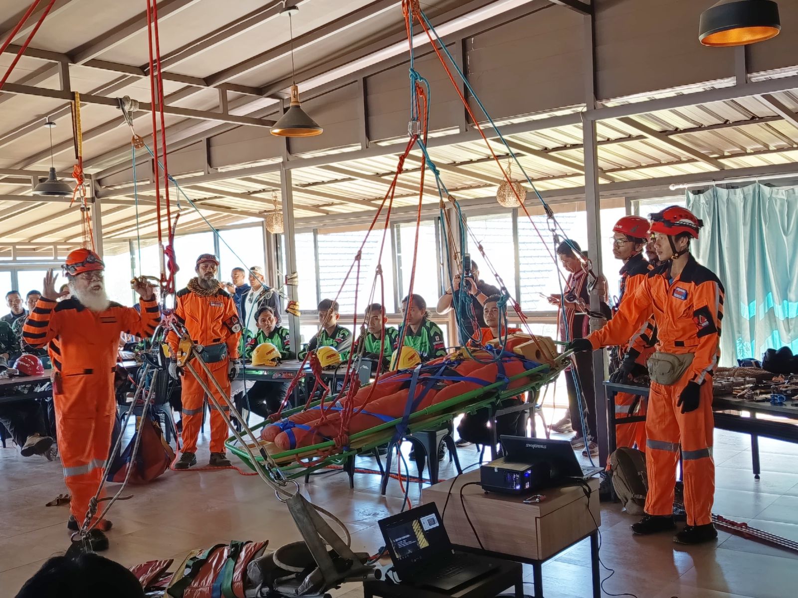 Tim dari Federasi Panjat Tebing Indonesia dan gabungan dari pihak terkait, saat memberikan pelatihan vertical rescue, kepada porter dan pemandu wisata di Sembalun, Lombok Timur, Kamis (17/7).