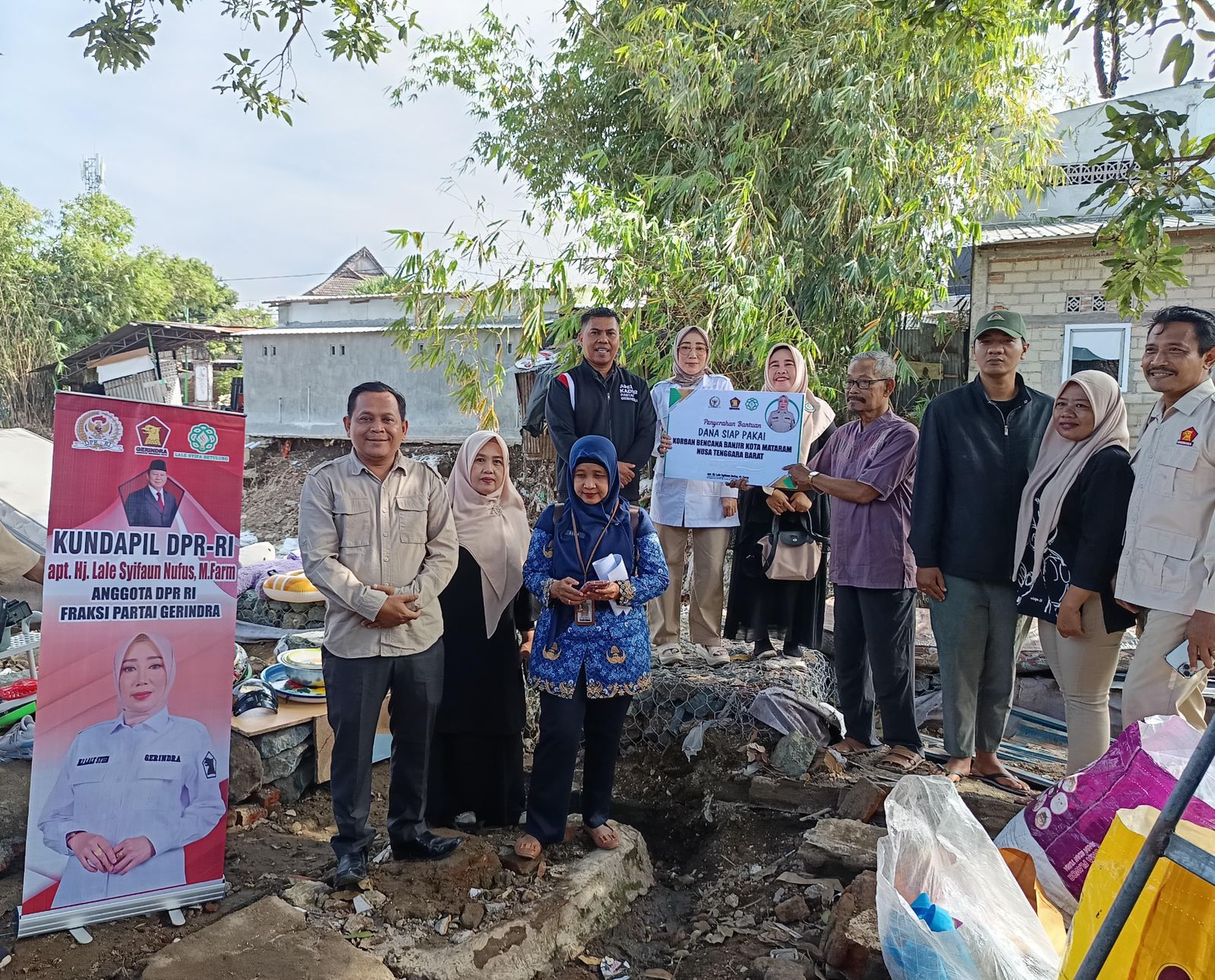 Anggota DPR RI Hj Lale Syifaun Nufus (enam dari kanan) saat menyerahkan bantuan kepada masyarakat terdampak banjir Kota Mataram.