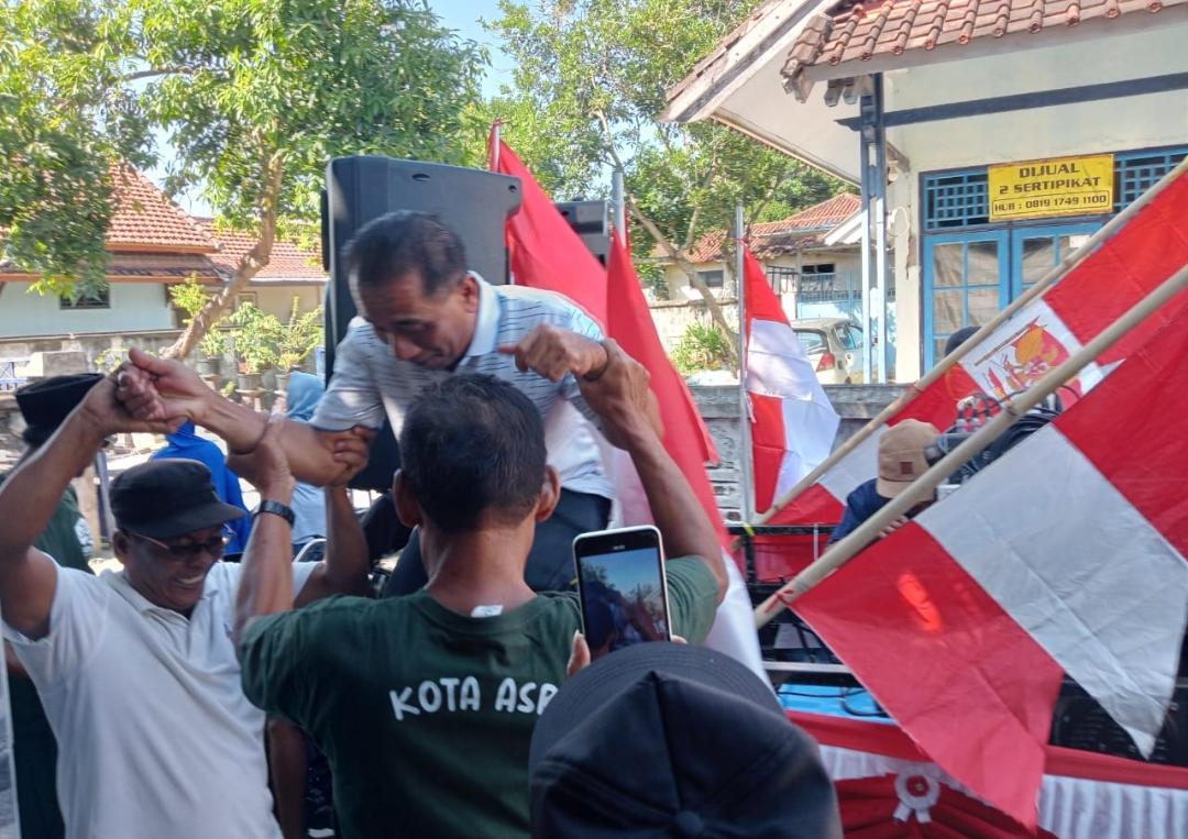 Incumbent Lalu Yusranullah disebut calon kuat Kaling Taman Kapitan Ampenan, puluhan warga mengawalnya saat mendaftar.