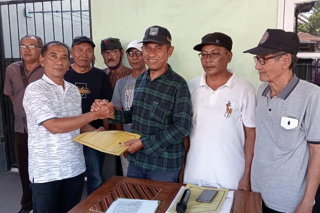 Panitia Pemilihan Kaling Taman Kapitan menerima berkas persyaratan dari calon Kaling Yusranullah.