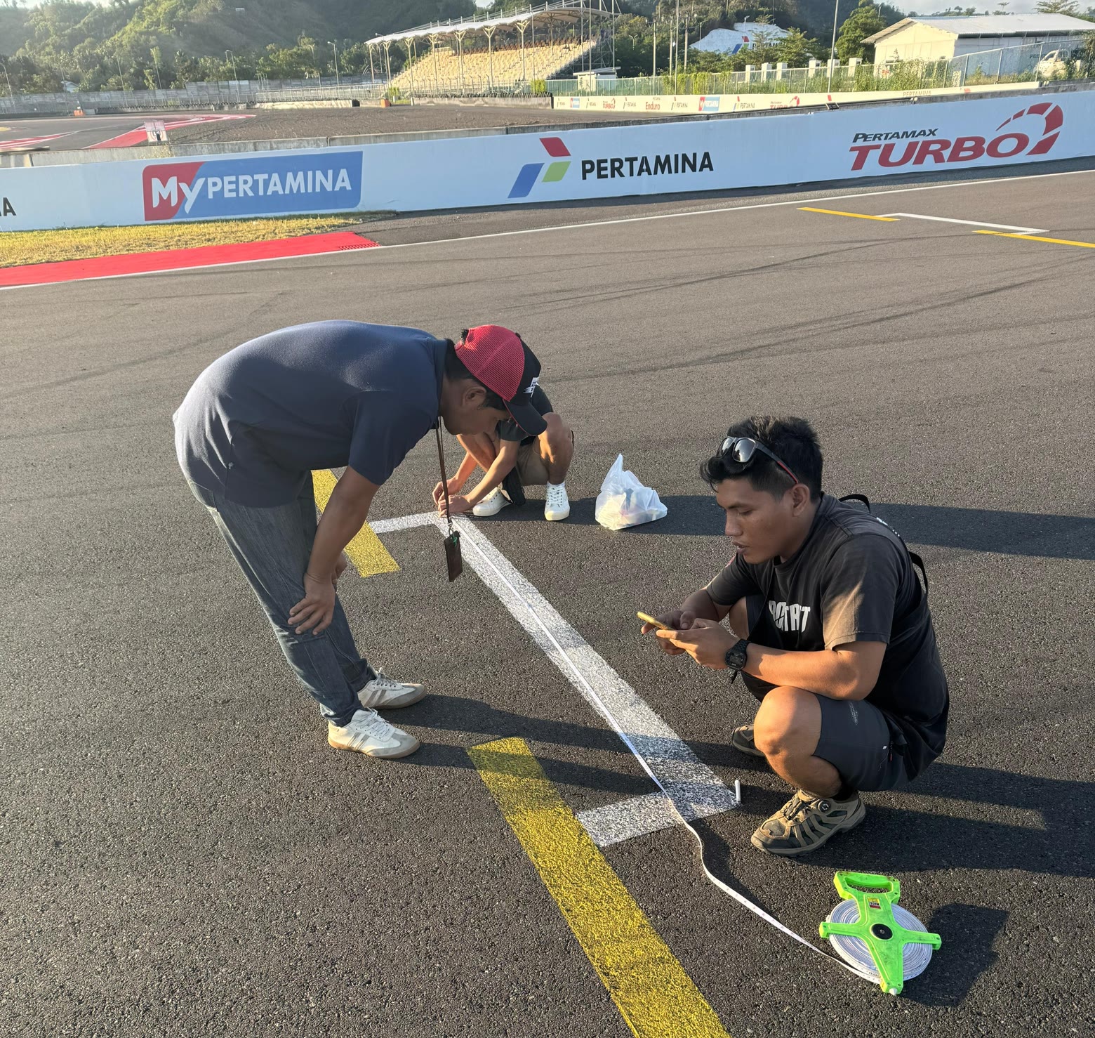 Suasana pengecatan start-box untuk menambah kapasitas starting grid pada Kejurnas ITCR dalam ajang MFoS 2025, Kamis (17/6)