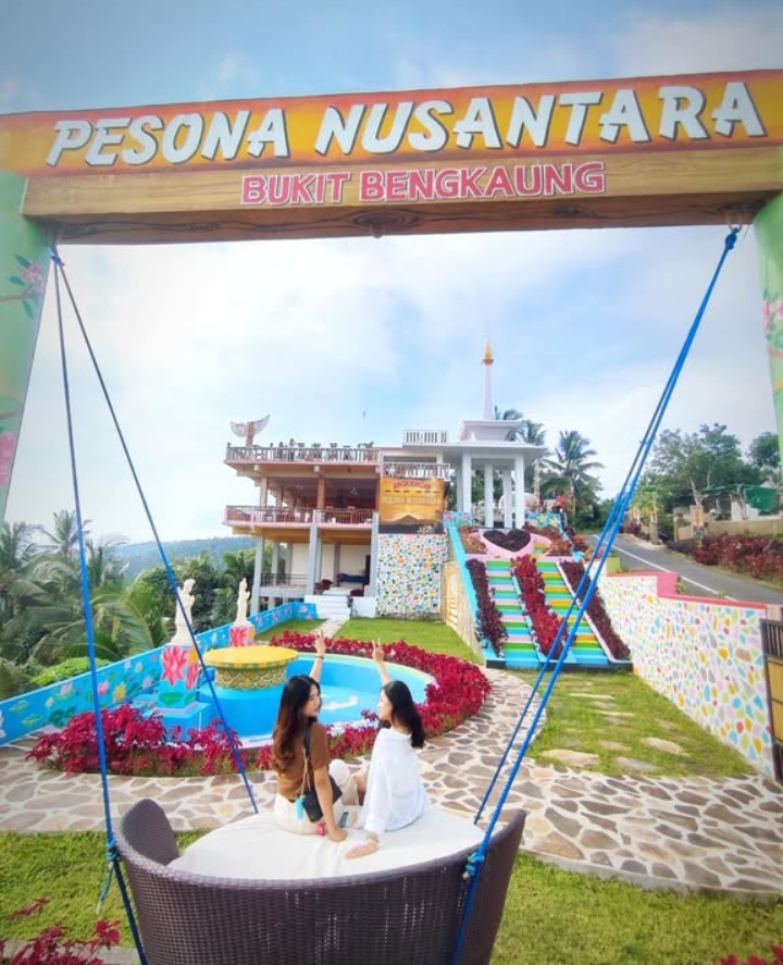 Dua pengunjung menikmati momen liburan di Pesona Nusantara Lombok, di Bukit Bengkaung, Kecamatan Batulayar, Kabupaten Lombok Barat.