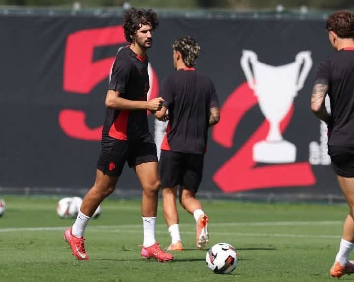 Pemain tengah AC Milan Yacine Adli yang sudah ditawar oleh dua klub luar Italia.