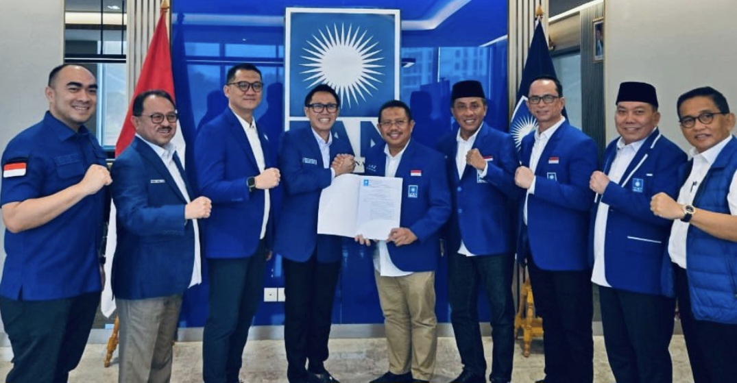 SIAP BESARKAN PARTAI: Ketua DPW PAN NTB Lalu Ahmad Zaini menerima SK struktur kepengurusan dari Sekjen DPP PAN Eko Hendro Purnomo di Kantor DPP PAN Jakarta, Kamis (17/7).