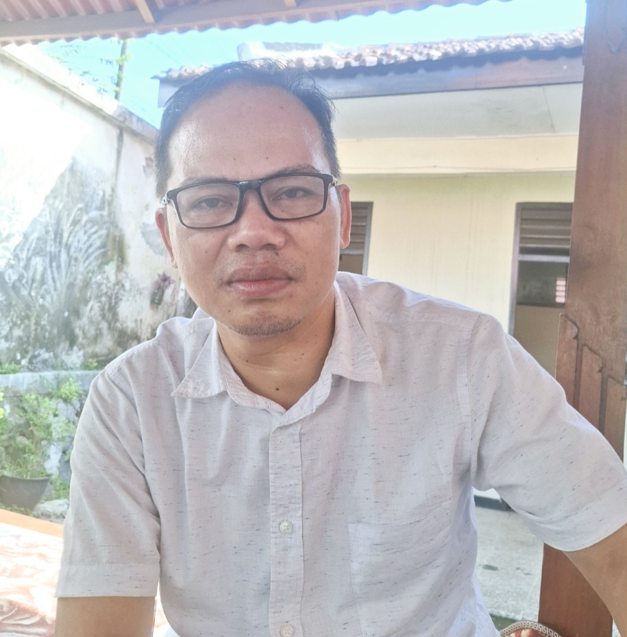 PEDULI LINGKUNGAN: Direktur Walhi NTB Amri Nuryadin mengkritik izin tambang dan akan menggugat pemberian 16 WPR ke PTUN.