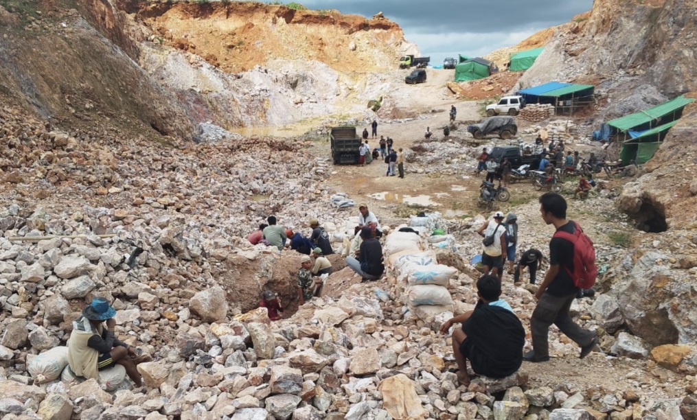 TAMBANG RAKYAT: Puluhan masyarakat sedang melakukan penambangan secara tradisional di lokasi tambang di Desa Persiapan Belongas, Kecamatan Sekotong, Lombok Barat, beberapa waktu lalu.