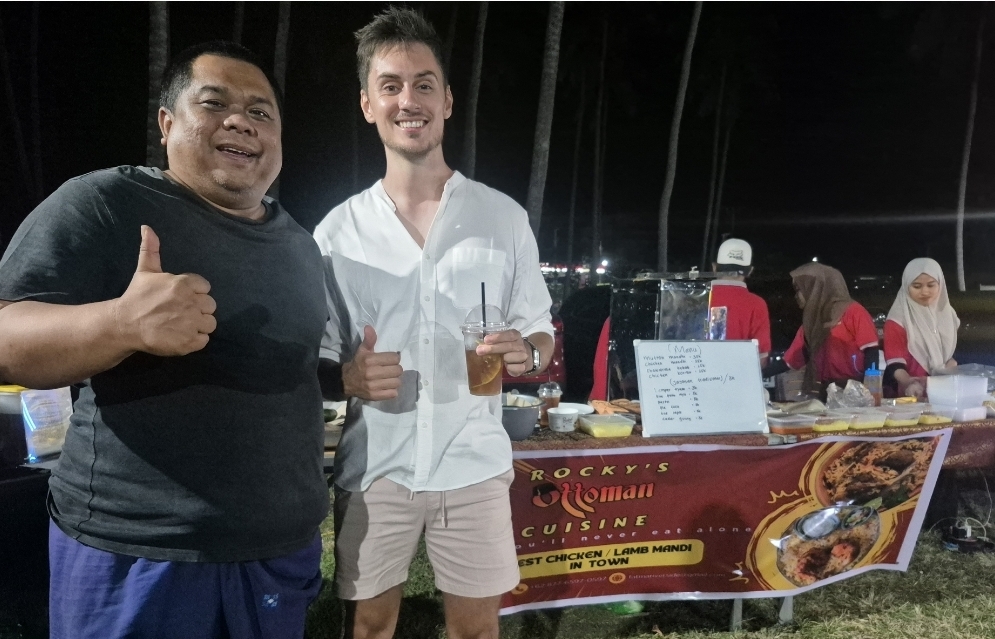 Schalk le Roux (kanan), penggagas Verve Senggigi Night Market, mengaku sangat puas atas antusiasme yang diberikan pengunjung. (Alfian Yusni/LombokPost)