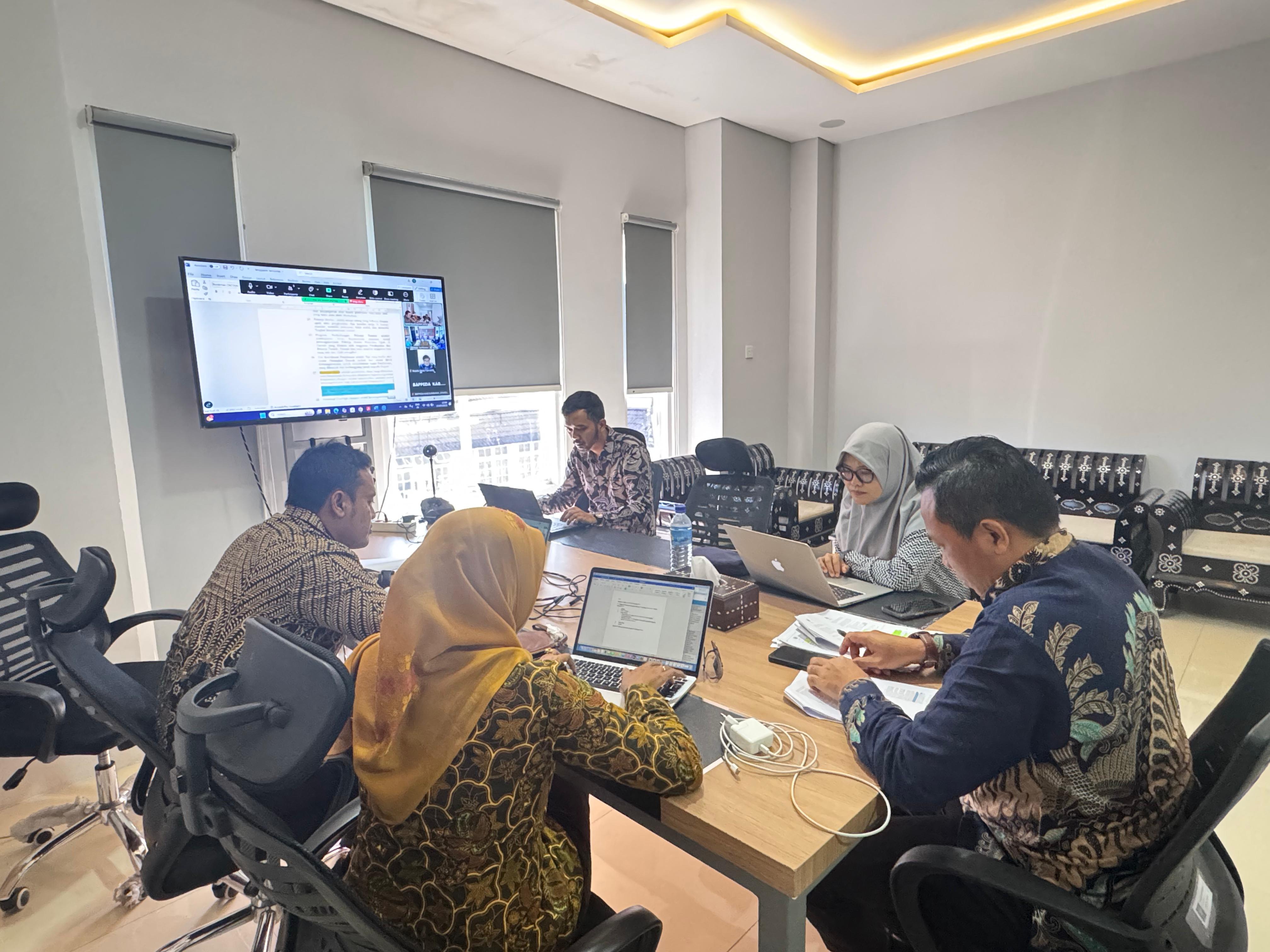 Rapat harmonisasi Raperda Kabupaten Sumbawa difasilitasi Kantor Wilayah Kementerian Hukum Nusa Tenggara Barat, Kamis (17/7).
