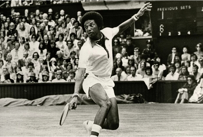 Arthur Ashe menorehkan sejarah sebagai juara kulit hitam pertama di Wimbledon 1975, mengubah wajah tenis dan menginspirasi generasi muda.
