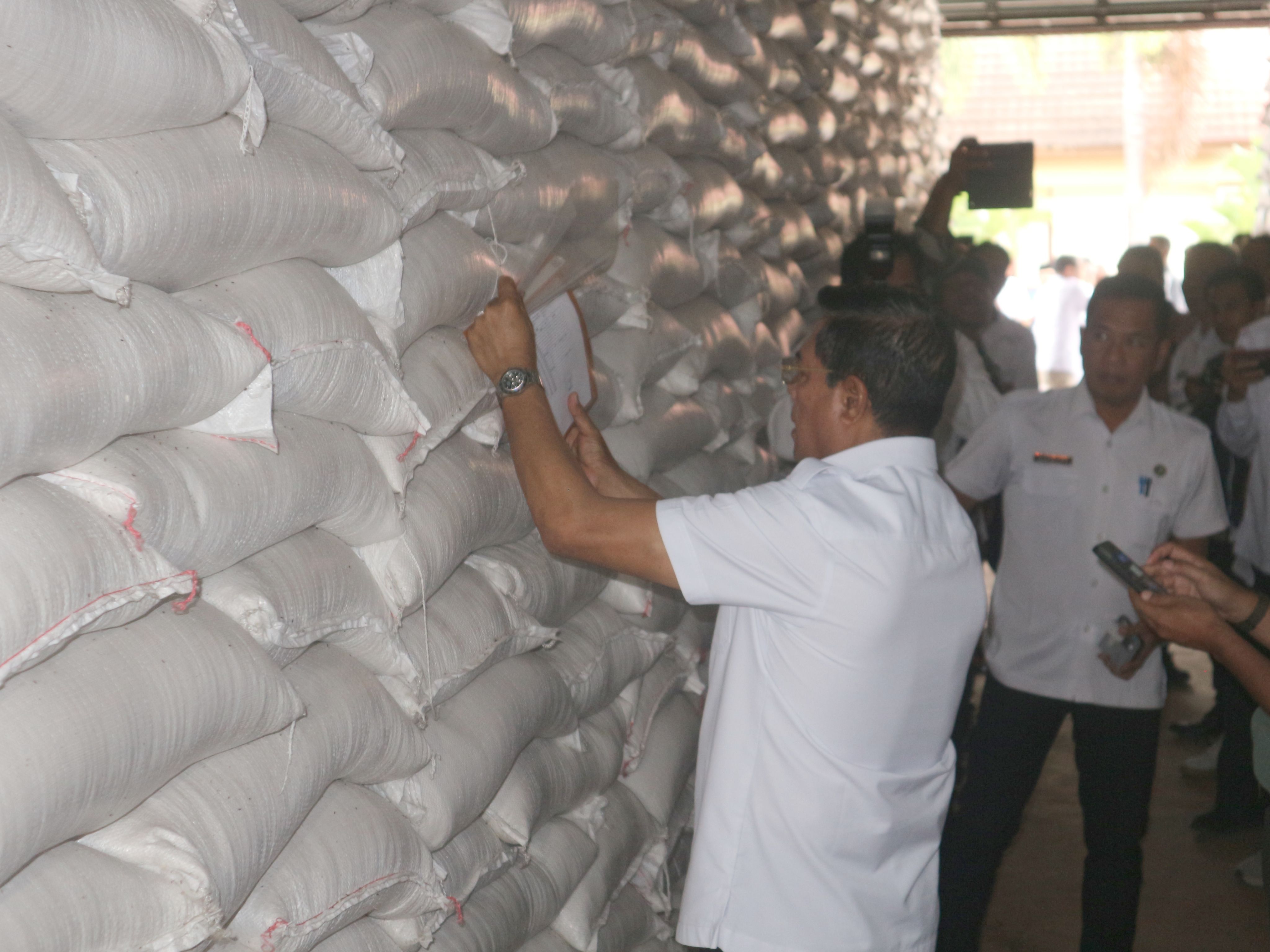 Kepala Bulog cabang Lotim bersama Bupati Lotim saat mengecek kualitas beras yang disimpan di gudang  Bulog, Rabu (16/7).