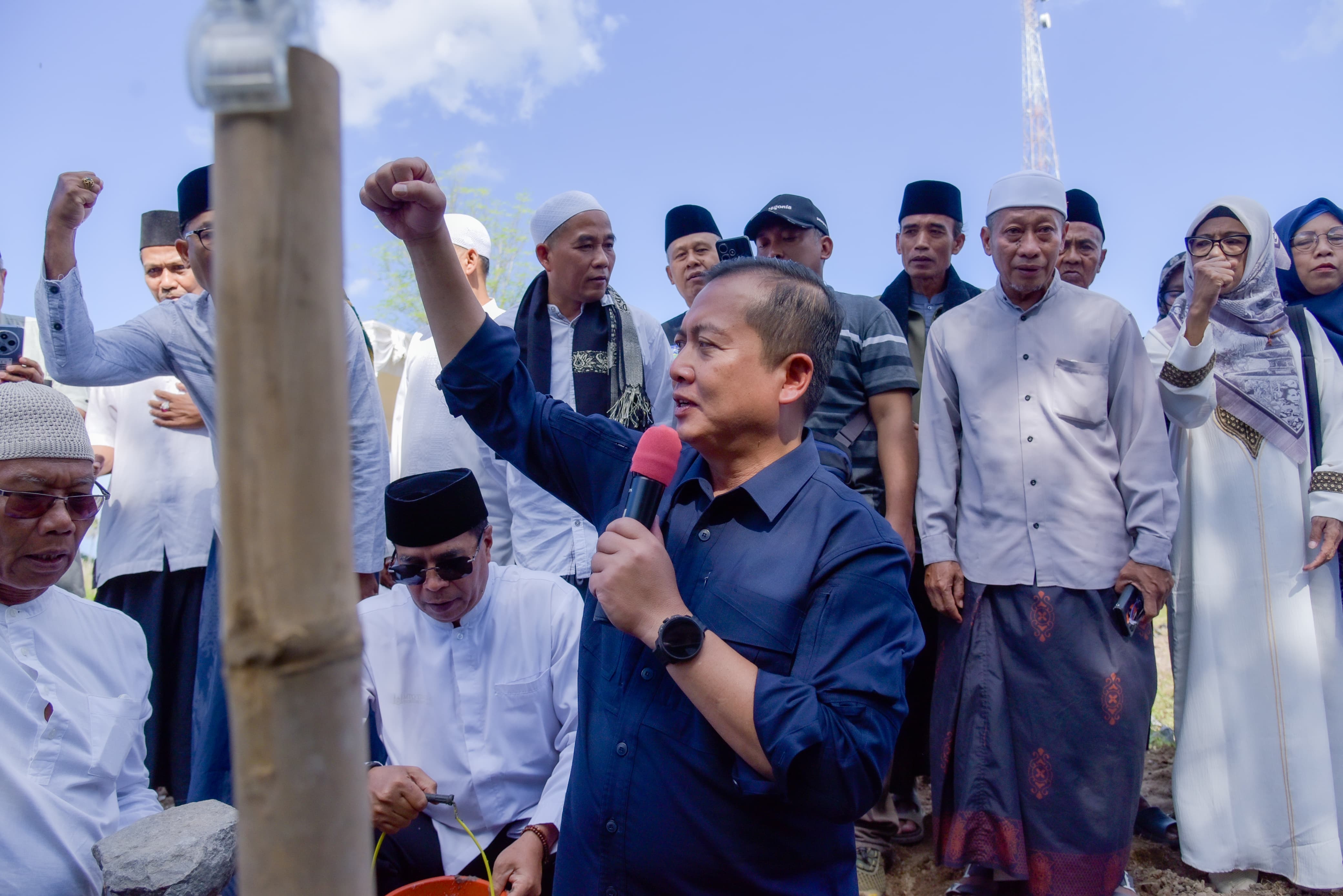 Gubernur NTB, Dr. Lalu Muhamad Iqbal, saat menghadiri peletakan batu pertama pembangunan pertokoan masjid, Jumat (18/7).