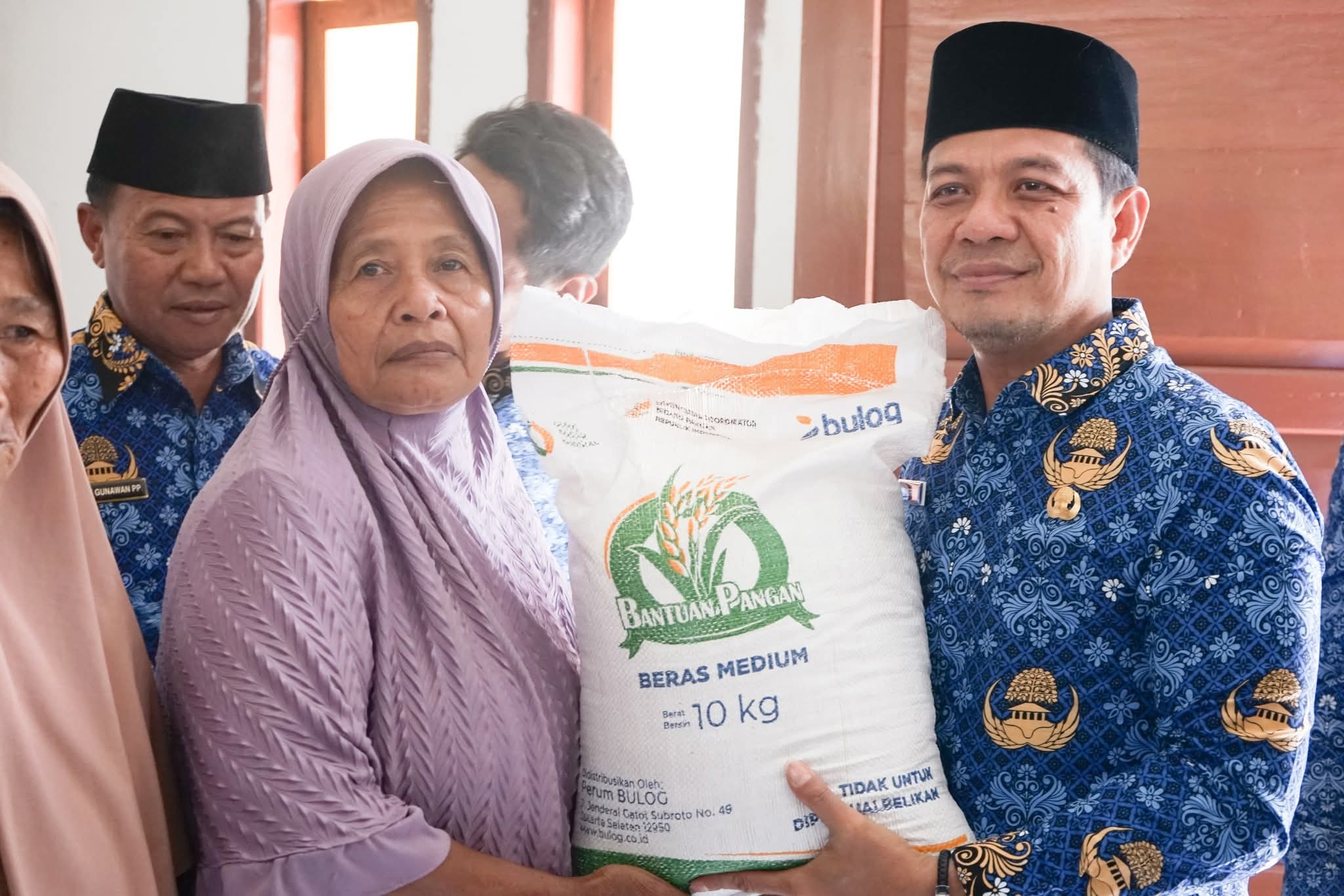 Bupati Dompu Bambang Firdaus menyerahkan bantuan pangan beras di Kecamatan Hu