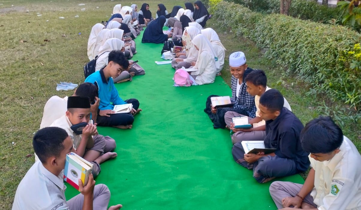 Siswa MAN Lobar mengikuti program tahfiz di halaman madrasah setempat, Kamis lalu (17/7).