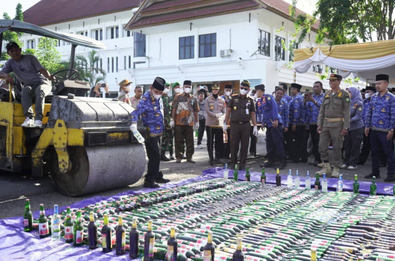 Wabup Sumbawa Mohamad Ansori memimpin di halaman kantor Bupati Sumbawa, Kamis (17/7).