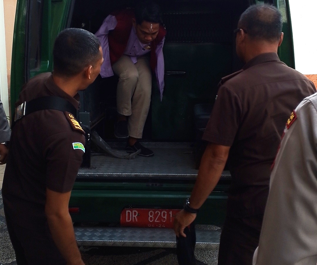 TERBUKTI BERSALAH: Terdakwa pelecehan seksual Agus Buntung turun dari mobil tahanan saat menjalani sidang di PN Mataram, beberapa waktu lalu.&nbsp;
